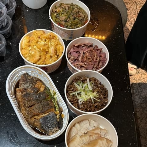 來品嚐美食兼唱歌