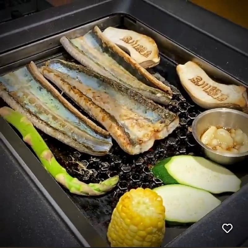 一起吃韓式烤鰻魚。