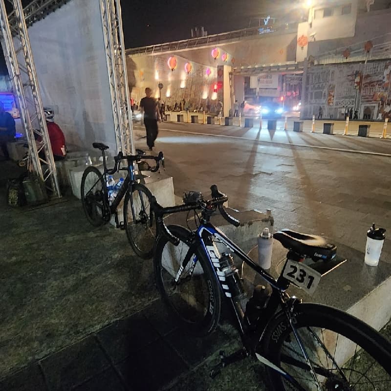 河堤騎單車