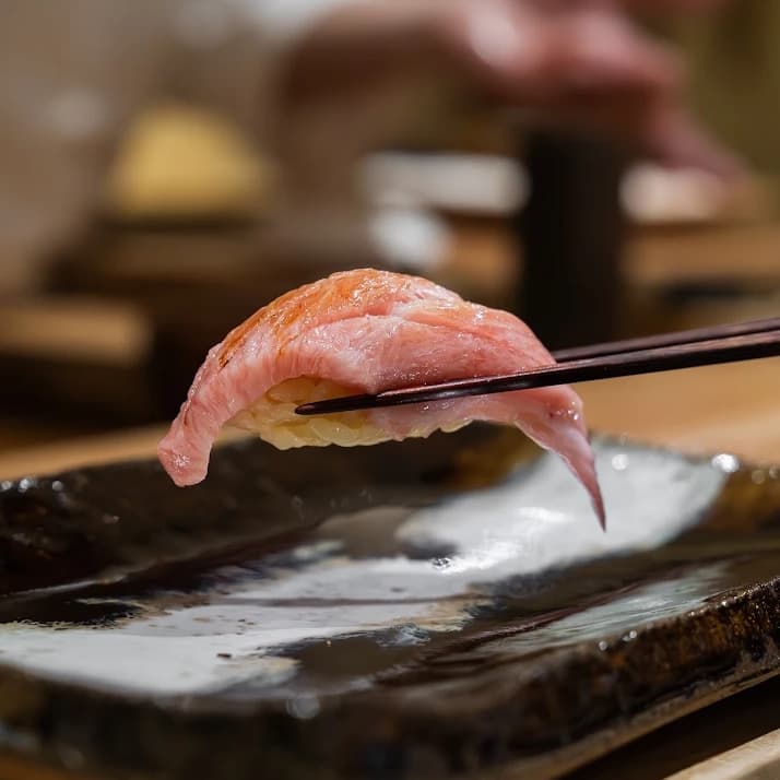 鰭 成真